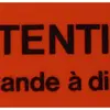 Plaque autocollante 80×30mm rouge, Attention commande à distance 