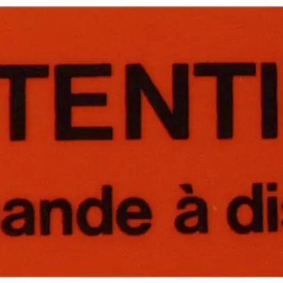 Plaque autocollante 80×30mm rouge, Attention commande à distance 