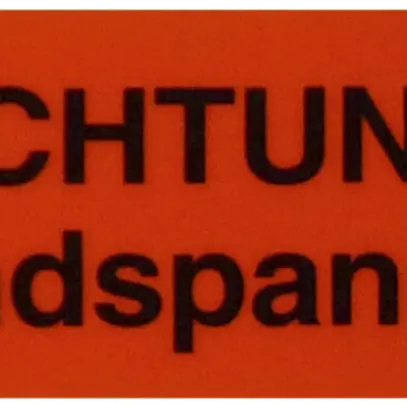 Klebeschild (Achtung Fremdspannung) 70×25mm 